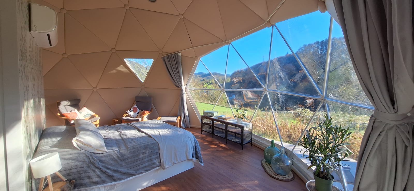 La cama y la zona de descanso