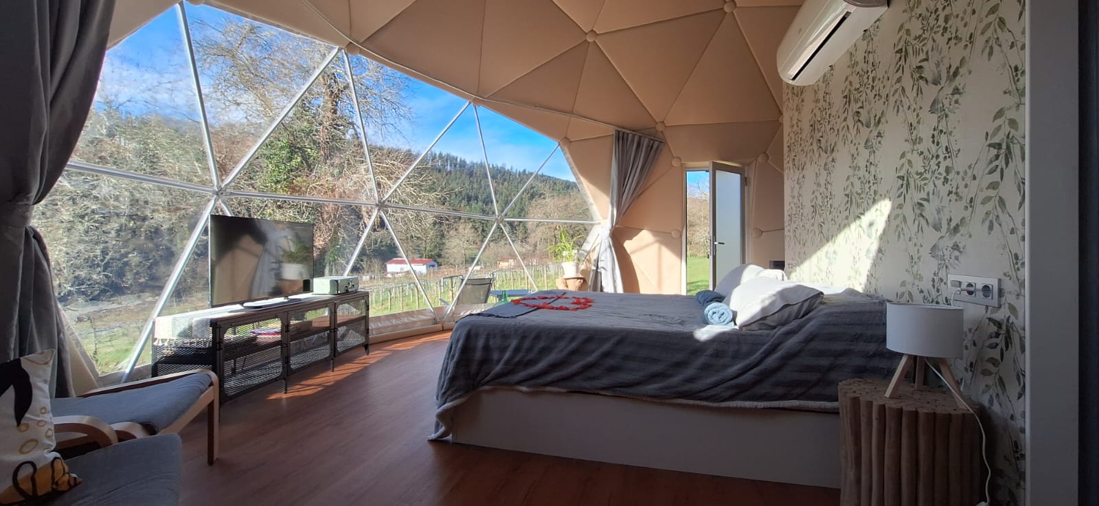 Interior panorámico con vistas al valle