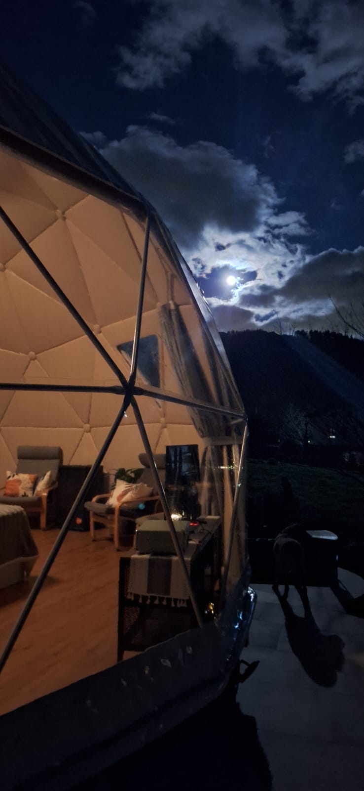 El domo bajo la luna